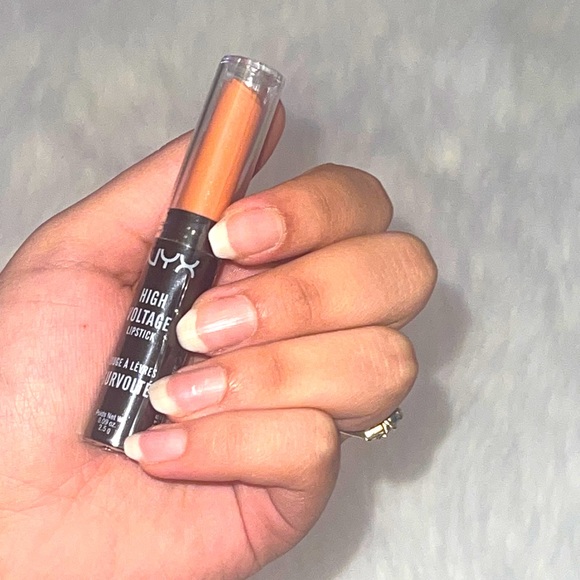 HIGH
VOLTAGE
LIPSTICK - Picture 3 of 5